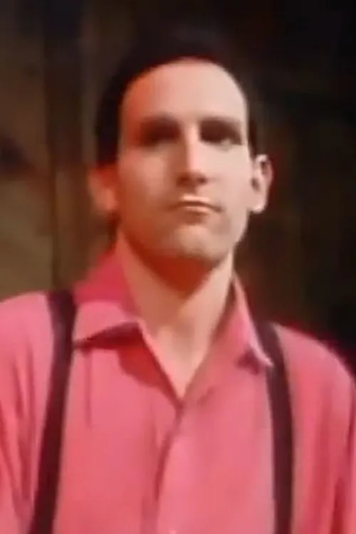 Lee Crystal interpretando a Performer