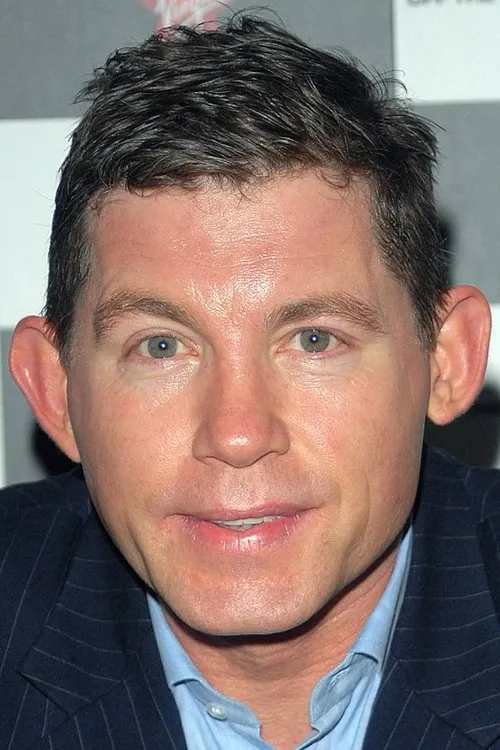 Lee Evans interpretando a Malcolm