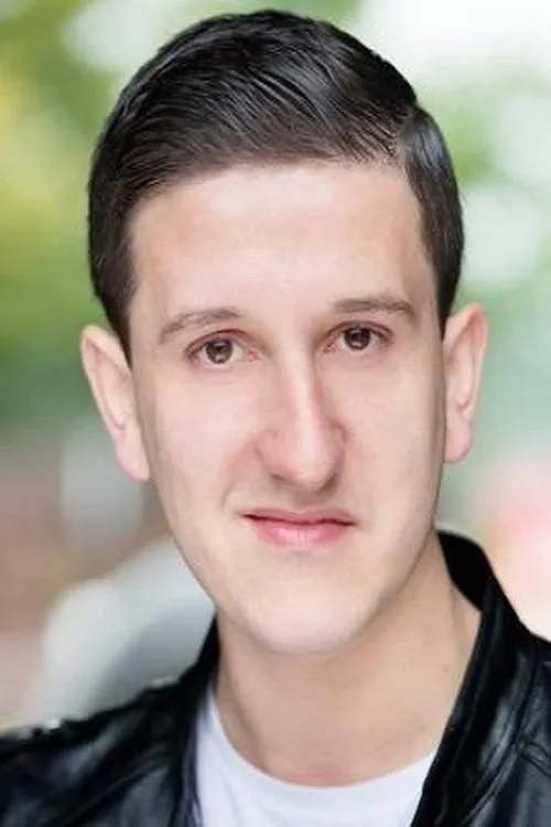 Lee Hancock interpretando a Roger Glanville