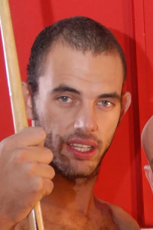 Lee Lyken interpretando a 