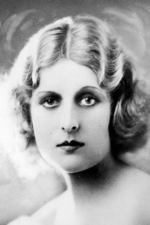 Lee Parry interpretando a Ursula Heider