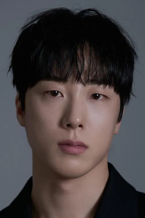 Lee Seung-min interpretando a Sara
