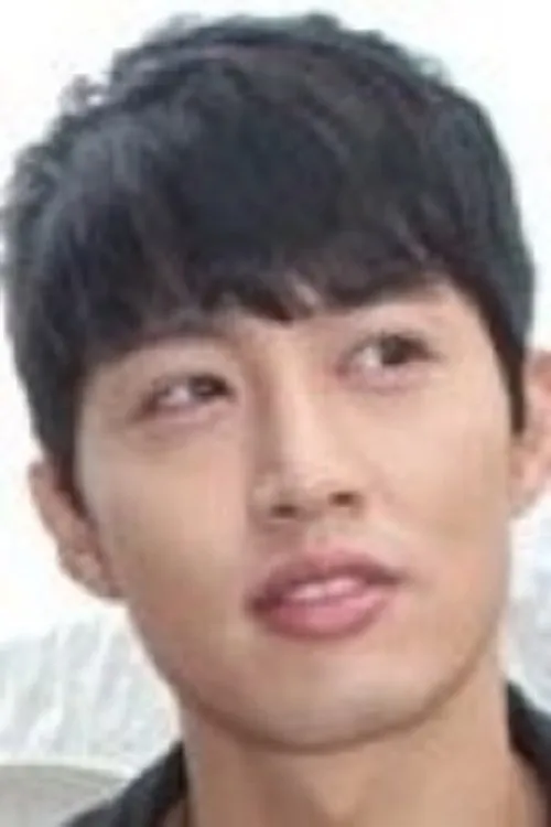 Lee Shi-Min interpretando a Kim