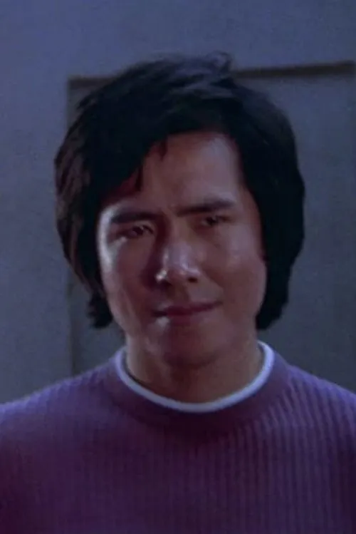 Lee Tin-Ying interpretando a