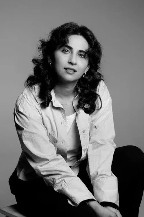 Leela Varghese interpretando a Friend