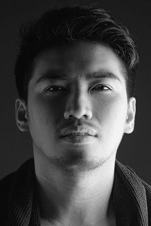 Lei Ponce interpretando a Guy (Bar by the beach)