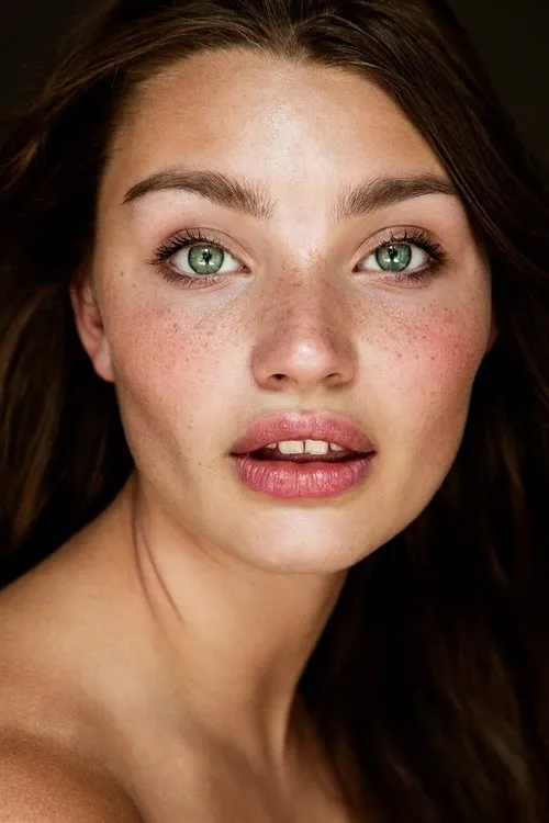 Leia Holtwick interpretando a Lou