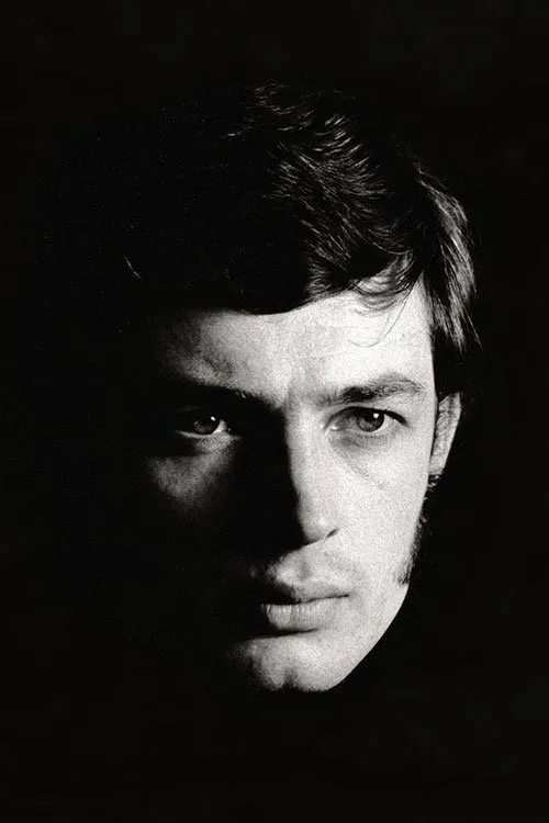 Leigh Lawson interpretando a Bernardo