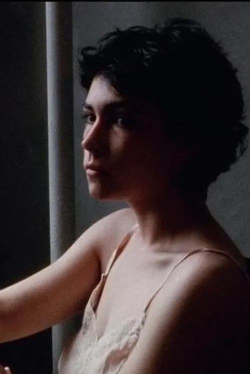 Leila Gastil interpretando a Leila