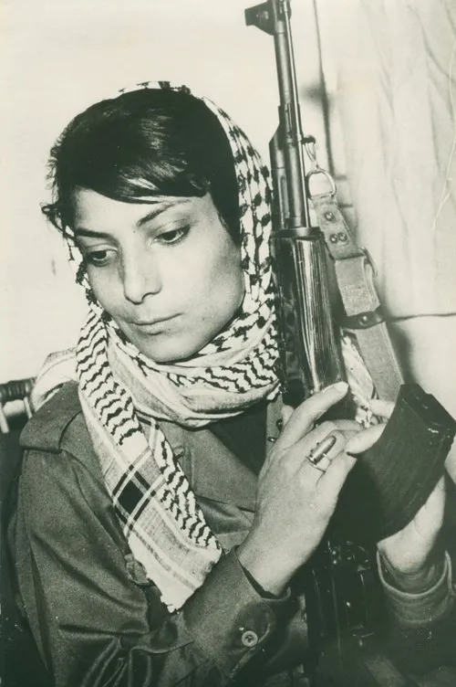 Leila Khaled interpretando a Self