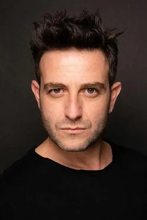 Lemi Filozof interpretando a Bellboy