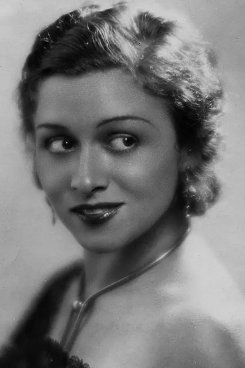 Leni Stengel interpretando a Queen Carlotta