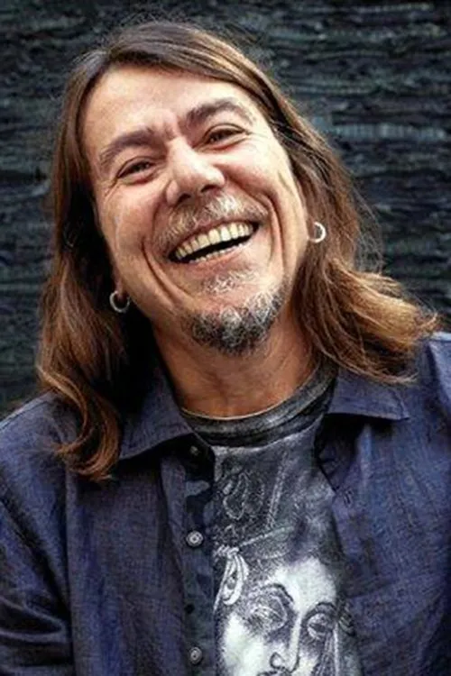 Lenine interpretando a