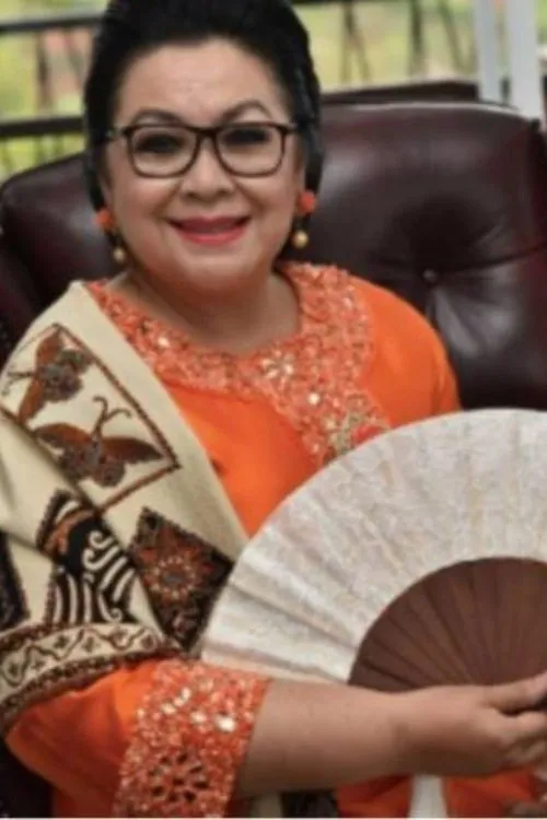 Lenny Marlina interpretando a Tina