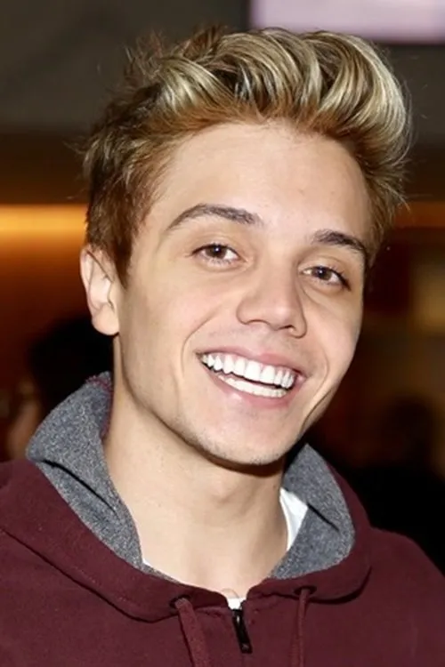 Leo Cidade interpretando a Leandro