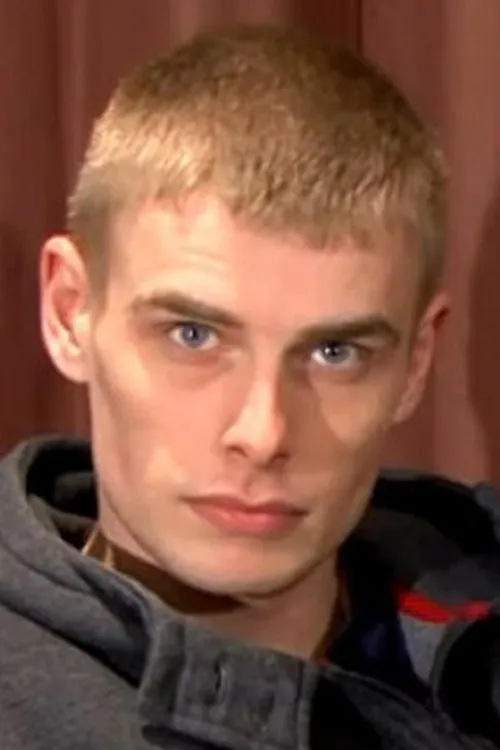 Leo Foxx interpretando a (archive footage)