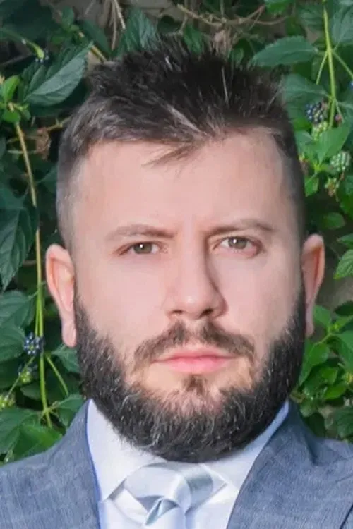 Leo Grin interpretando a 