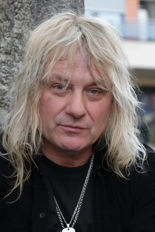 Leo Leoni interpretando a Guitars