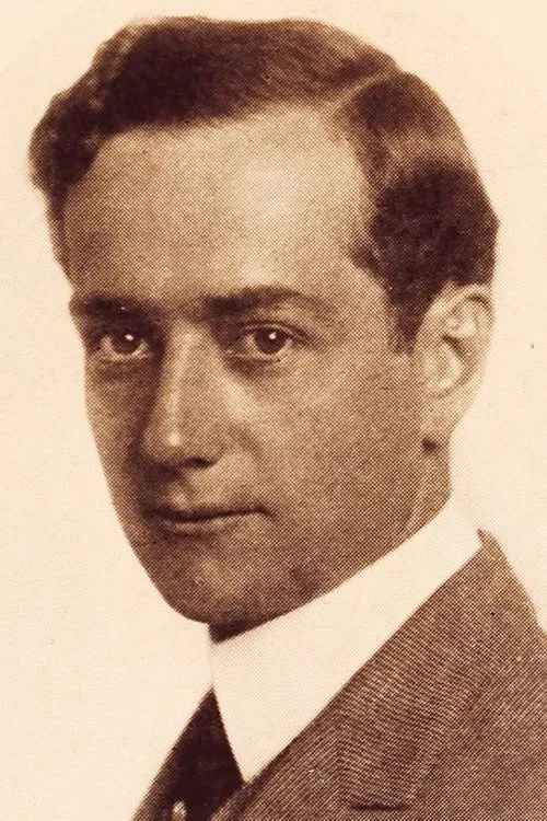 Leo Pierson interpretando a Ralph Long