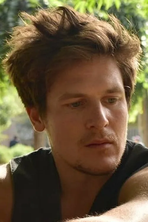 Leo Zirner interpretando a Lukas