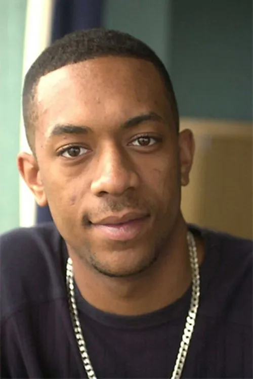 Leon Black interpretando a Officer Darnell