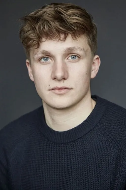 Leon Blaschke interpretando a Patrick