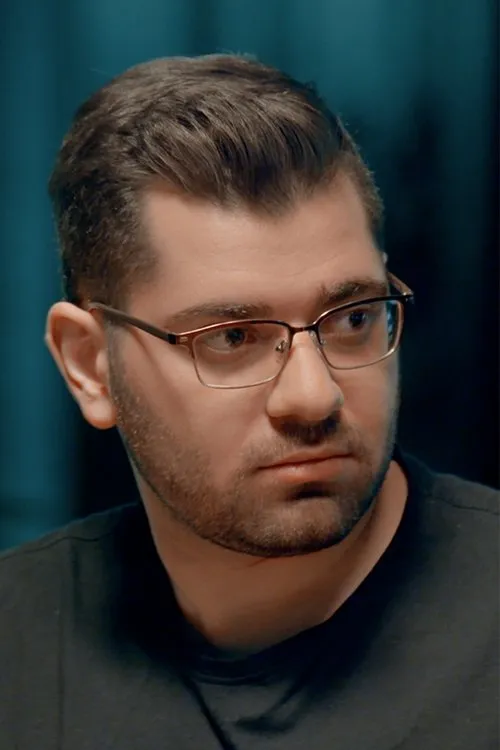 Sirvan Khosravi ha trabajado con Leon Elegant en 1 ocasiones