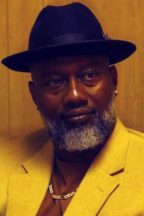 Leon Griffin interpretando a Bear Edmonds