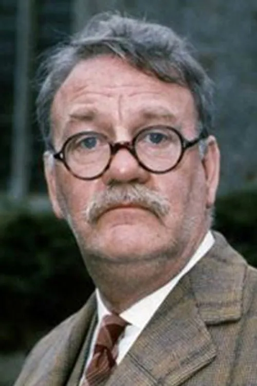 Leon Sinden interpretando a Miles Darnley