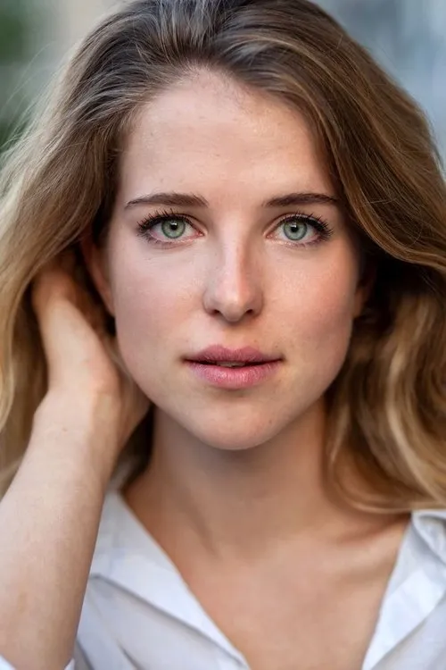 Leonie Brill interpretando a Sarah Engel