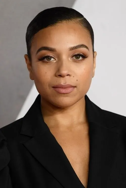 Leonie Elliott interpretando a Sophie Cooke