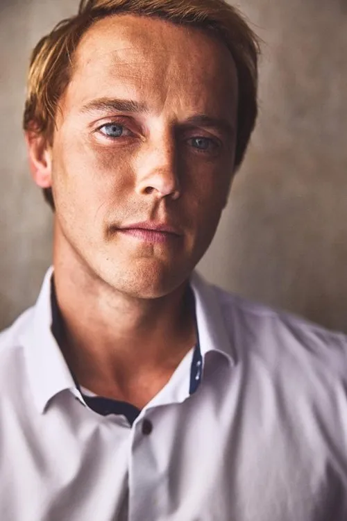 Leonty McCarthy interpretando a Businessman with Briefcase