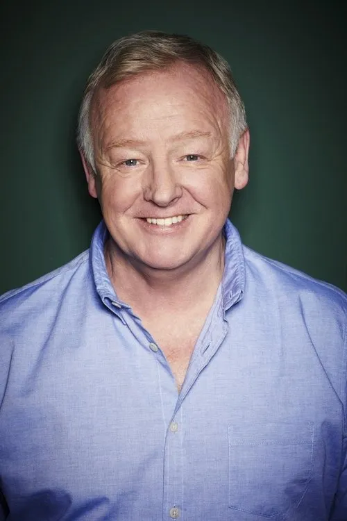 Les Dennis interpretando a Self