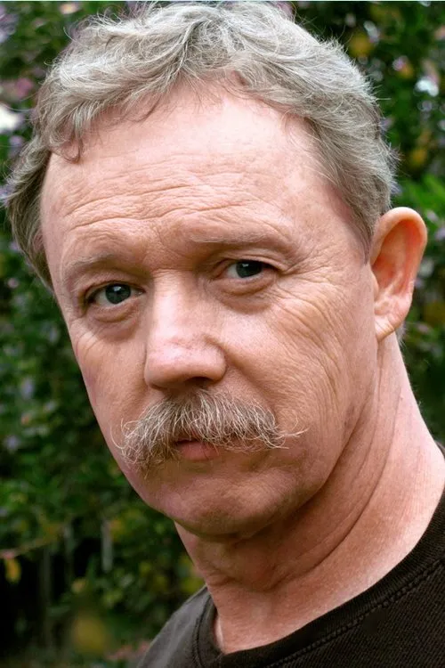 Les Lannom interpretando a Tim Moore