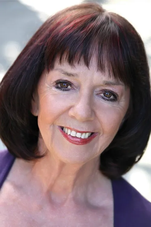 Lesley Mackie interpretando a Daisy