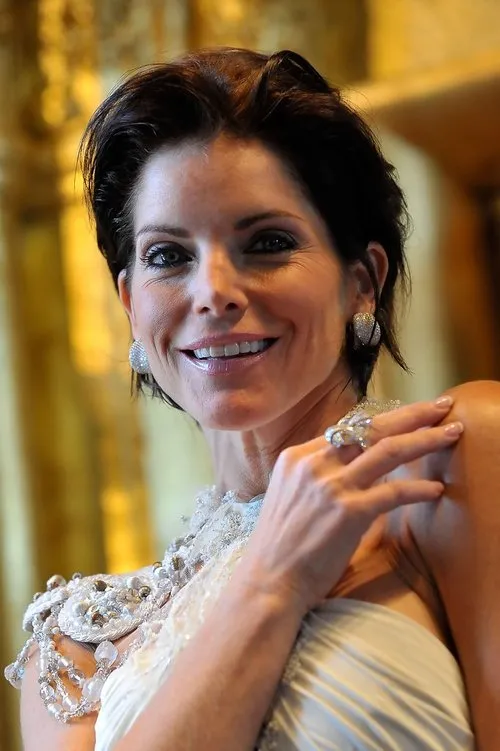 Lesli Kay interpretando a Eliza