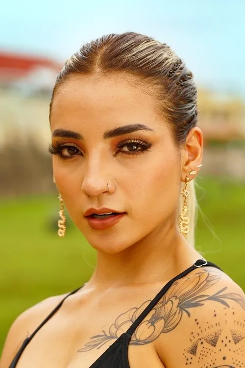 Leslie Gallardo — personaje: Self