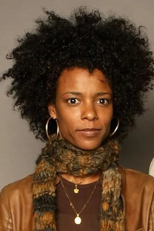 Leslie Silva interpretando a Hazel