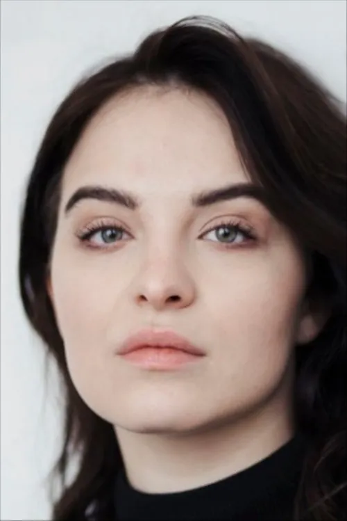 Leslie-Vanessa Lill interpretando a Sophia Helfer