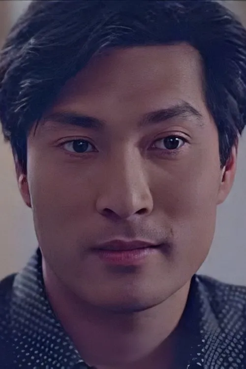 Lester Chan interpretando a Jean's professor & lover