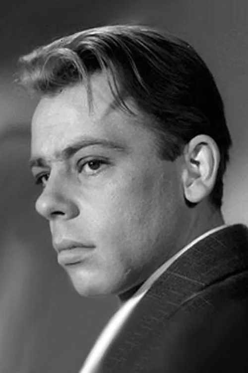 Лев Круглый interpretando a George