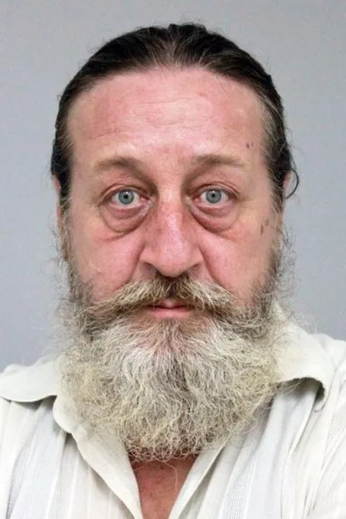 Levent Aykul interpretando a 