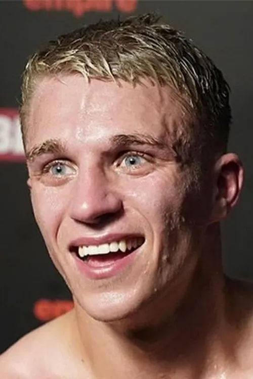 Levi Giles interpretando a Self