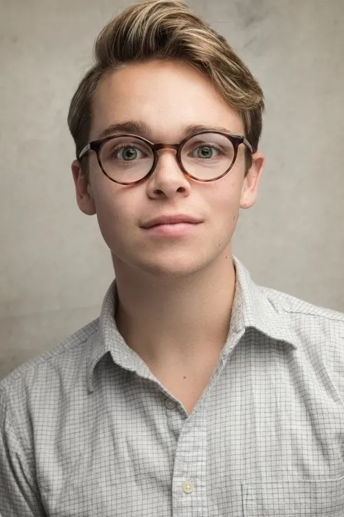 Lewis Cornay interpretando a John