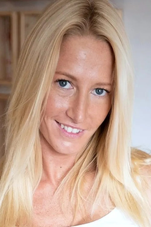 Lexi Rainz interpretando a (archive footage)