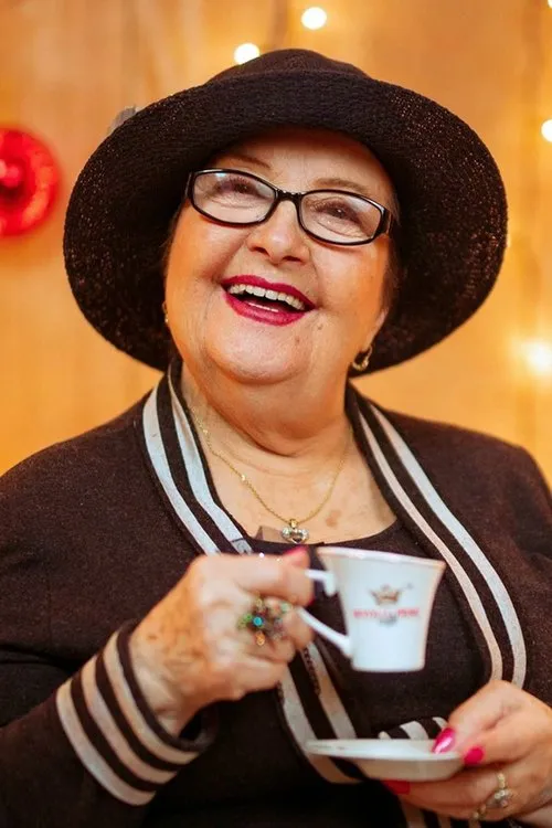 Leze Qena — personaje: Antigona Hoxha