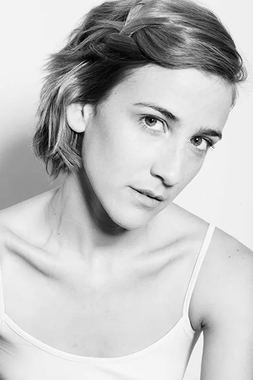 Lia Carvalho interpretando a