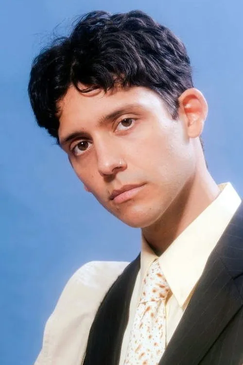 Liam Benzvi interpretando a Todd