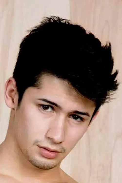 Liam Riley interpretando a 