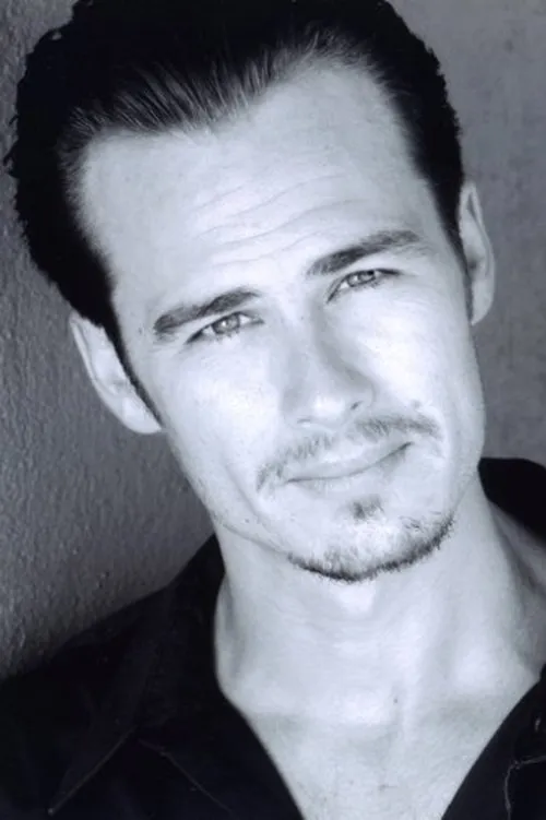 Liam Waite interpretando a Tommy G